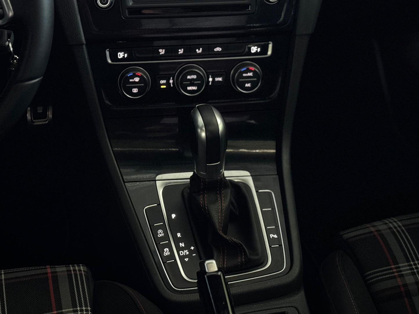 VOLKSWAGEN GOLF GTI 2.0 TSI 220cv GASOLINA AUT.