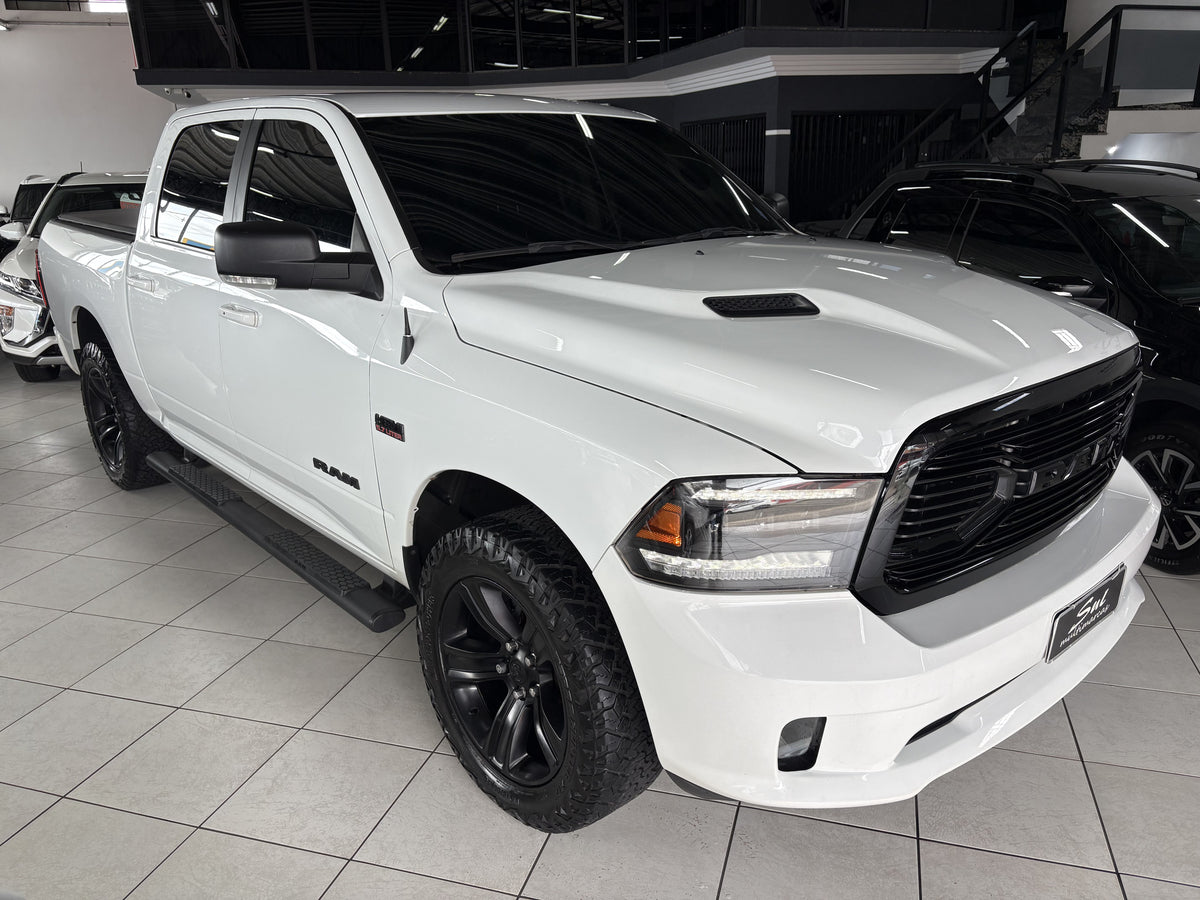 RAM CLASSIC LARAMIE NIGHT EDITION 5.7 V8 GASOLINA 4x4