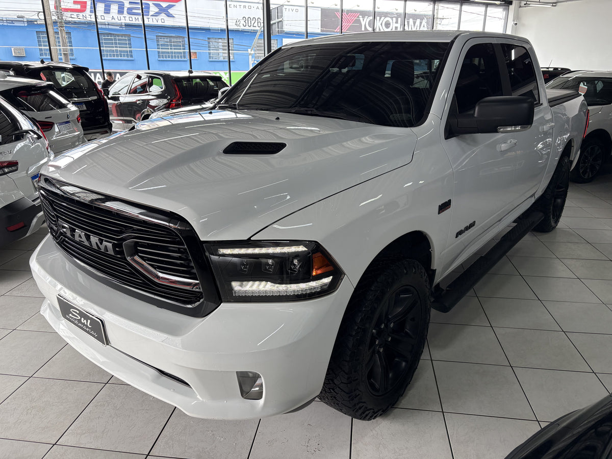 RAM CLASSIC LARAMIE NIGHT EDITION 5.7 V8 GASOLINA 4x4