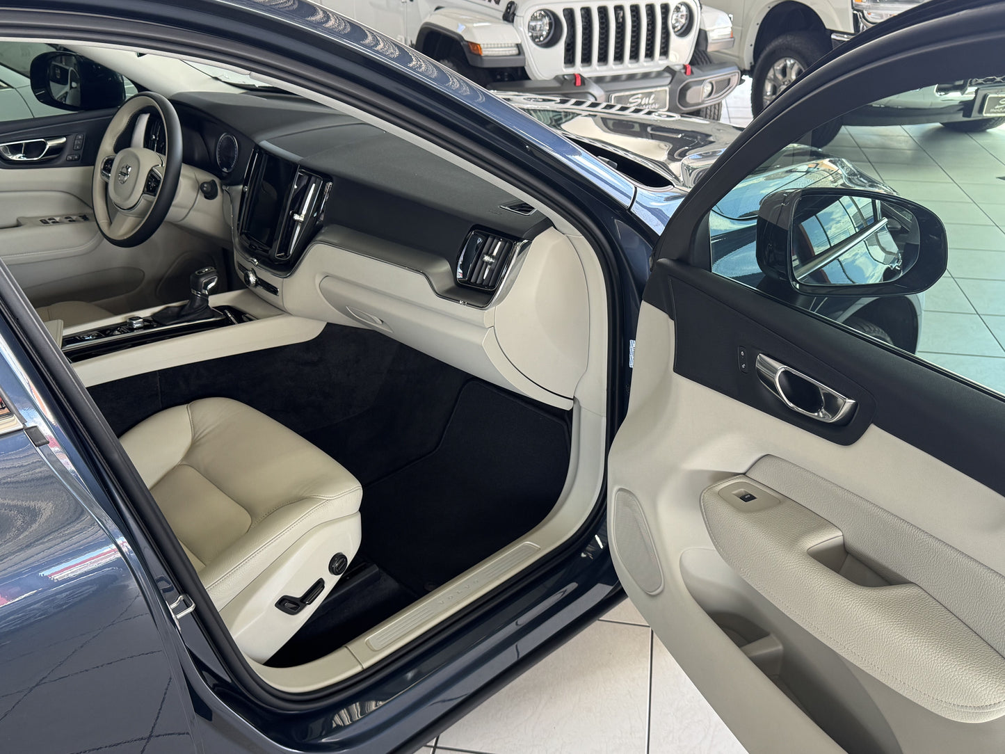 VOLVO XC60 MOMENTUM 2.0 T5 GASOLINA 254CV