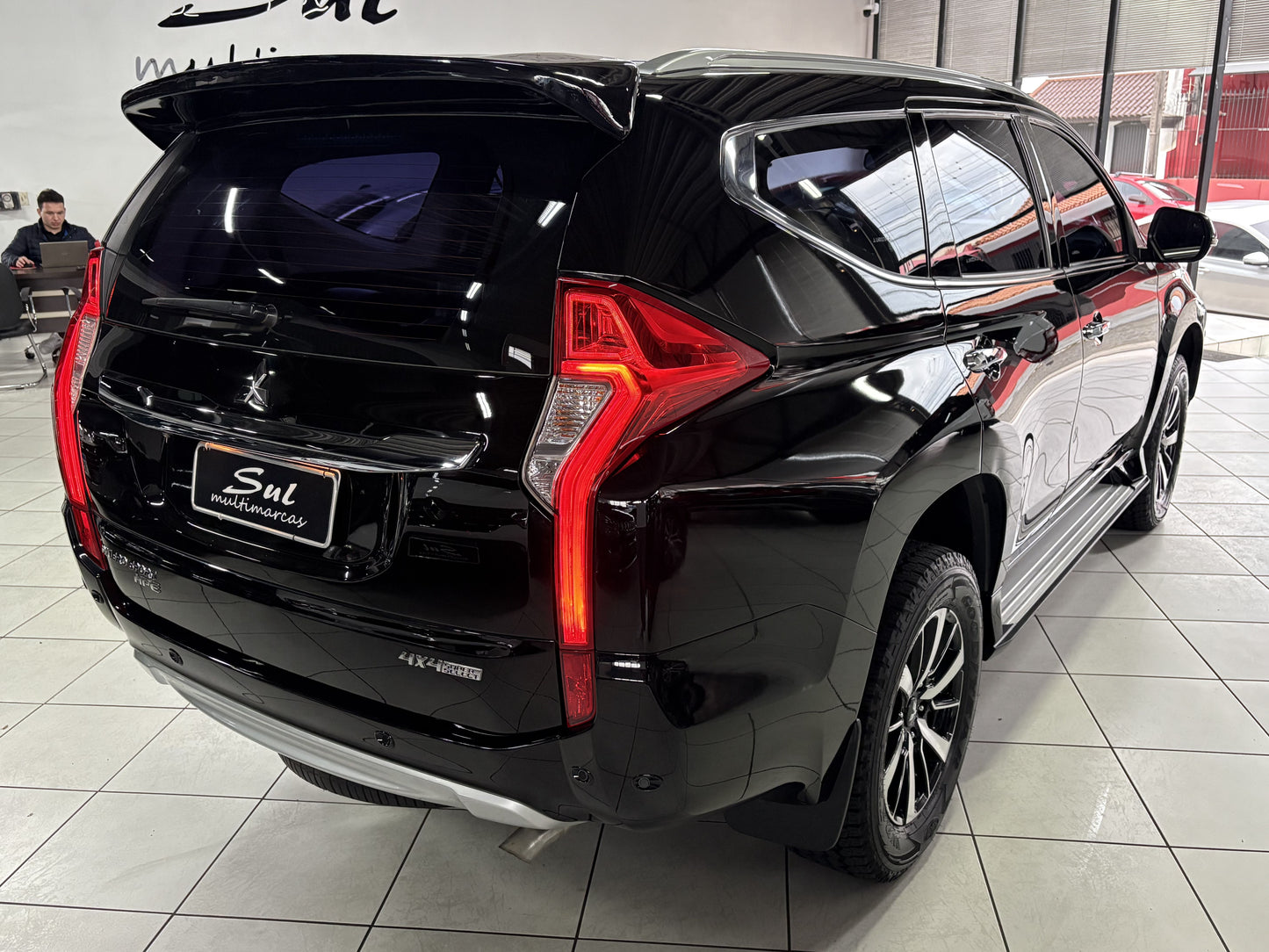 MITSUBISHI PAJERO SPORT HPE 2.4 TURBO DIESEL 4X4