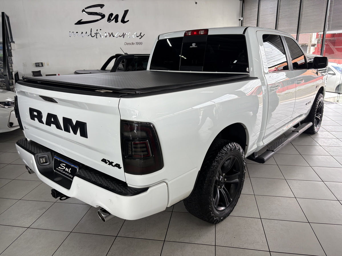 RAM CLASSIC LARAMIE NIGHT EDITION 5.7 V8 GASOLINA 4x4