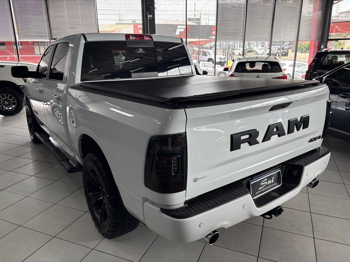 RAM CLASSIC LARAMIE NIGHT EDITION 5.7 V8 GASOLINA 4x4